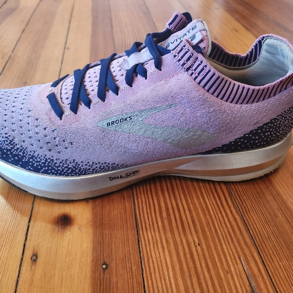 Brooks Women's Levitate Running Shoe - Picture 6 of 6